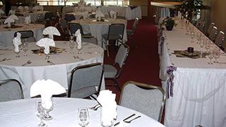 梅西中心为婚礼招待会准备的桌子和餐具的图片.